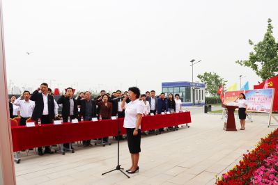 3.悟思想——中國(guó)二十二冶集團(tuán)雄安公司黨委書(shū)記、紀(jì)委書(shū)記、代理工會(huì)主席胡明琦帶領(lǐng)全體黨員重溫入黨誓詞